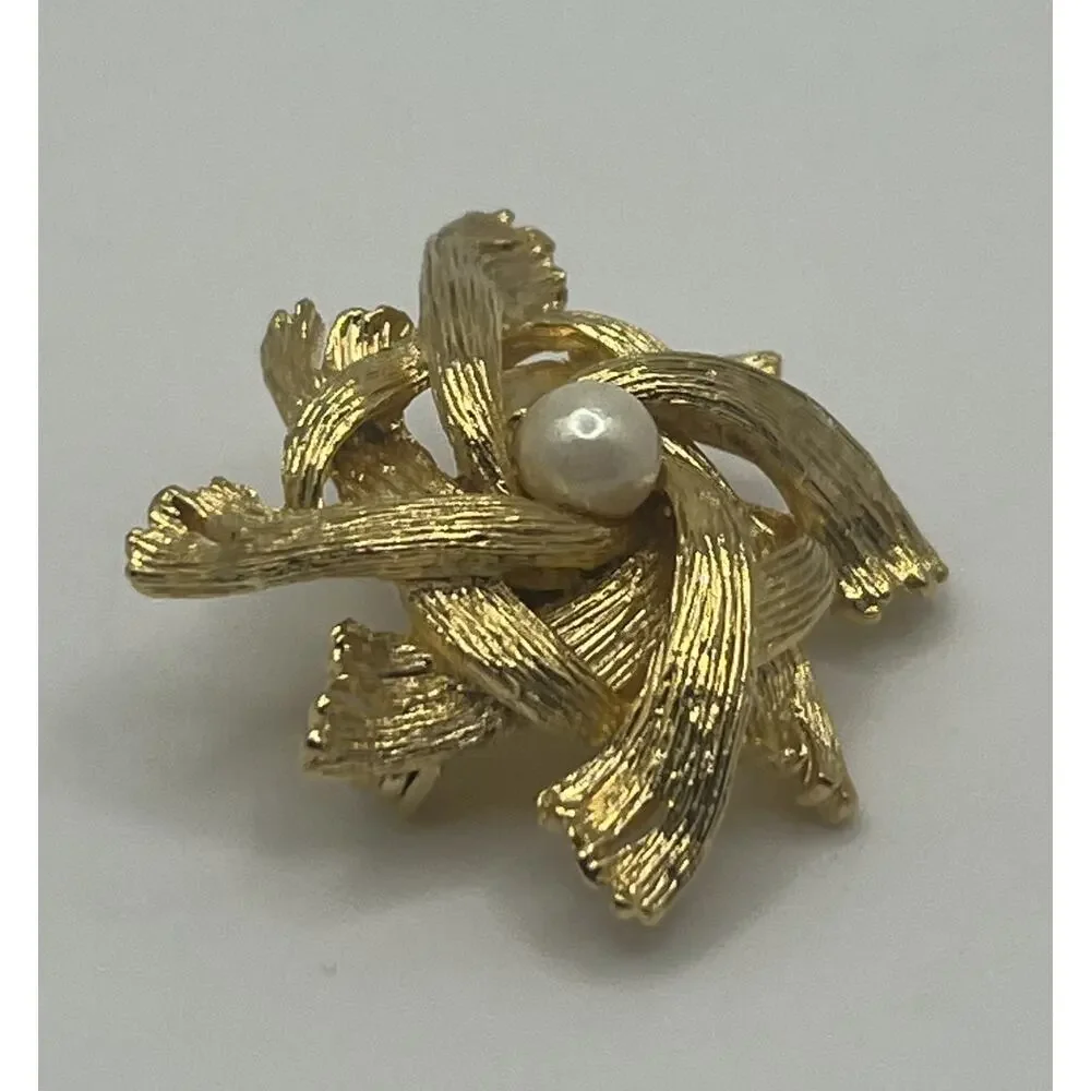 Vintage MCM Textured & Brushed Gold Tone Faux Pearl Flower? Costume Brooch
